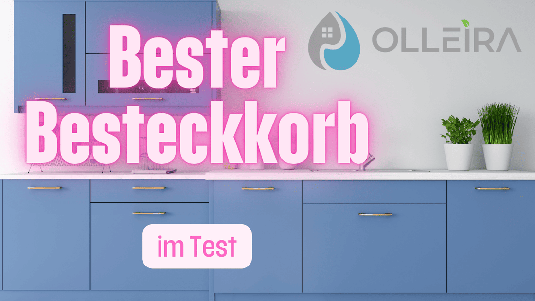 Bester Besteckkorb im Test - Moderne blau-weise Küche im Hintergrund