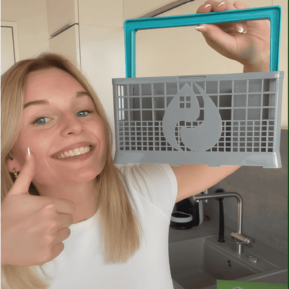 Gluecklich_laechelnde_Frau_-_Daumen_hoch_f_r_Besteckkorb_von_Olleira_1_1