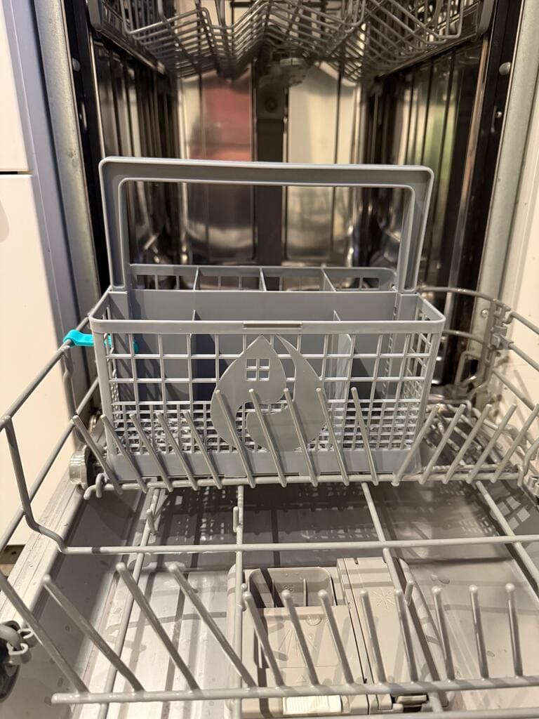 OLLEIRA Spülmaschinen-Besteckkorb von vorne – stabile Bauweise mit markantem Logo