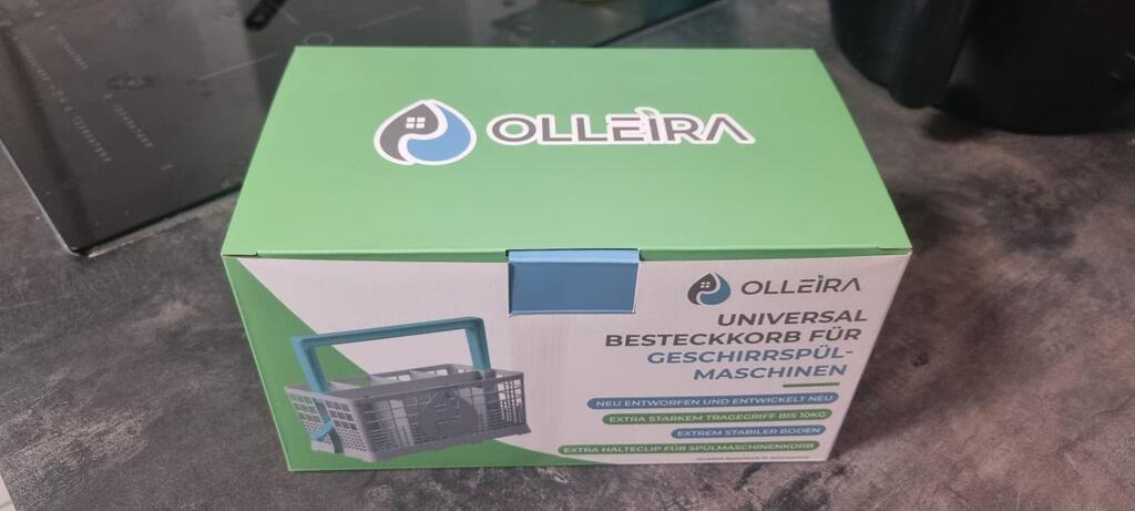 Nahaufnahme der Markenverpackung des OLLEIRA Besteckkorbs mit grünem Griff